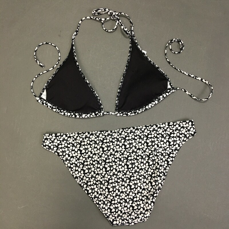 100-507 No Tags, Black White Floral pattern, Size:8/10 estimated No fabric, maker or country of origin tags String bikini  triangle top, soft removeable cups, ties neck and back. Top and bottom front lined black fabric.<br />
Hand wash cold, no bleach line dry.<br />
2.45 oz