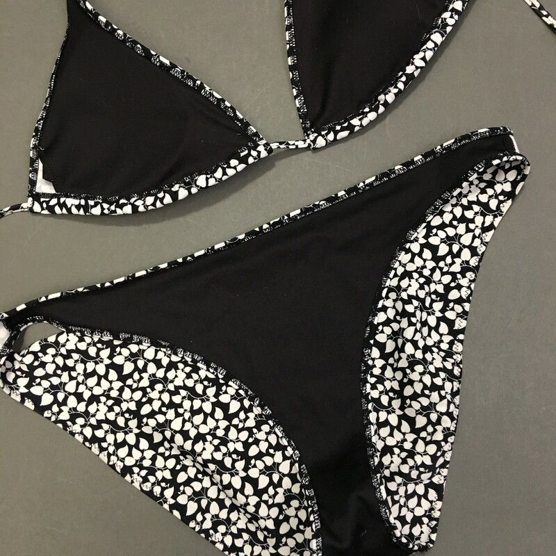 100-507 No Tags, Black White Floral pattern, Size:8/10 estimated No fabric, maker or country of origin tags String bikini  triangle top, soft removeable cups, ties neck and back. Top and bottom front lined black fabric.<br />
Hand wash cold, no bleach line dry.<br />
2.45 oz