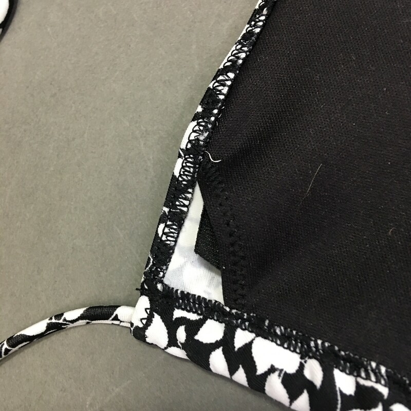 100-507 No Tags, Black White Floral pattern, Size:8/10 estimated No fabric, maker or country of origin tags String bikini  triangle top, soft removeable cups, ties neck and back. Top and bottom front lined black fabric.
Hand wash cold, no bleach line dry.
2.45 oz