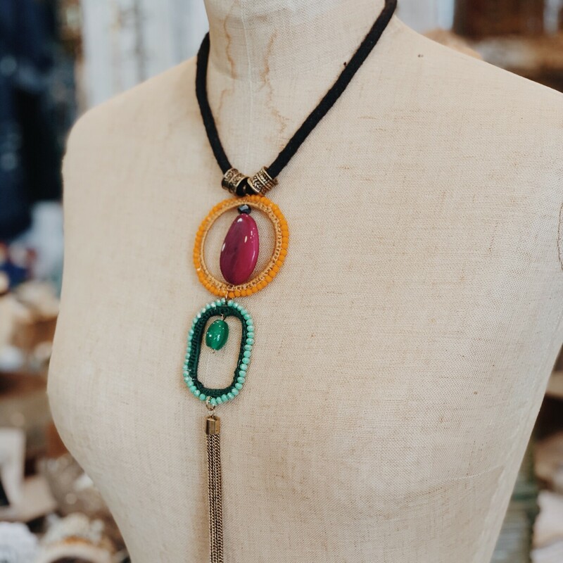 This necklace is the perfect piece to throw on with a t shirt and go! Measuring 17 inches including the pendant.