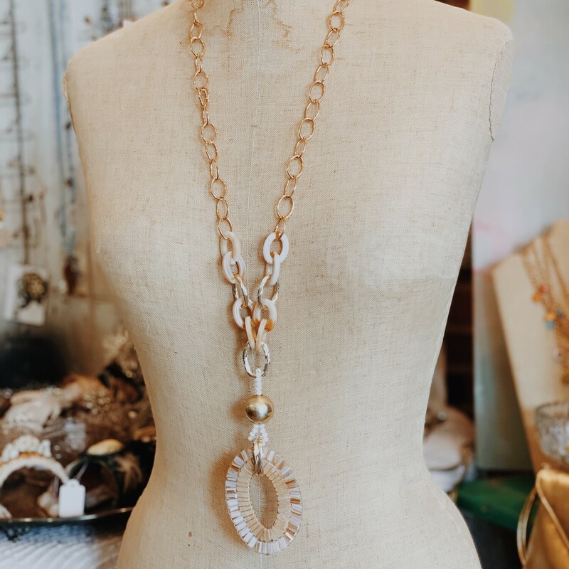 The gold chain paired with the resin chain on this necklace is the perfect combo! Only one avalible, so snag it while you can!