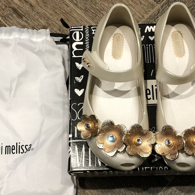 Mini Melissa, White Pearled, Size: 10T<br />
New In A Box