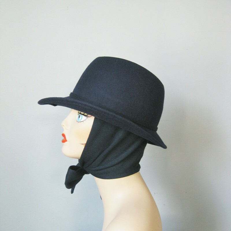 You don't have to sacrifice glamour for comfort. This smart looking hat will stay on your head, keep it cozy and look fab while doing it.  It's a 100% wool felt fedora with a stretchy fabric scarf attached so you can tie the hat on.

It's by Betmar's Street Smart line

Inner hat band : 21

thanks for looking!
#45291
