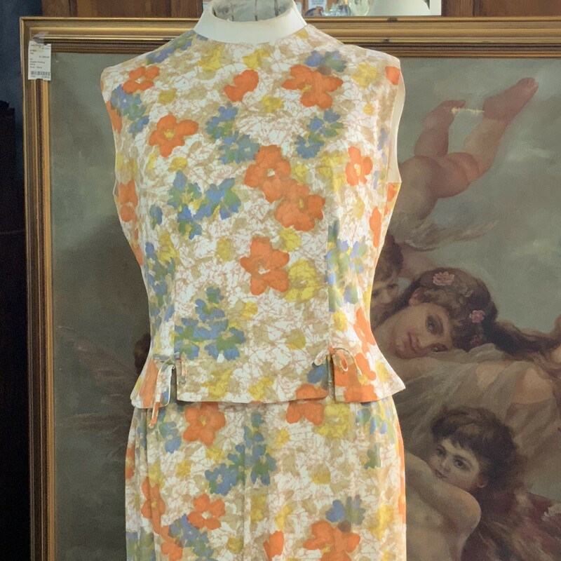 Vintage 2 piece Floral Day Dress Sleeveless shift dress with a sleeveless top
Dress approximately 40 inches long 25 inch waist 35 inch bust 14 inch shoulders
Top approximately 19 inches long buttons in the back with bow accents
Very good condition shows slight staining and discoloration on lining of both the dress and the top.