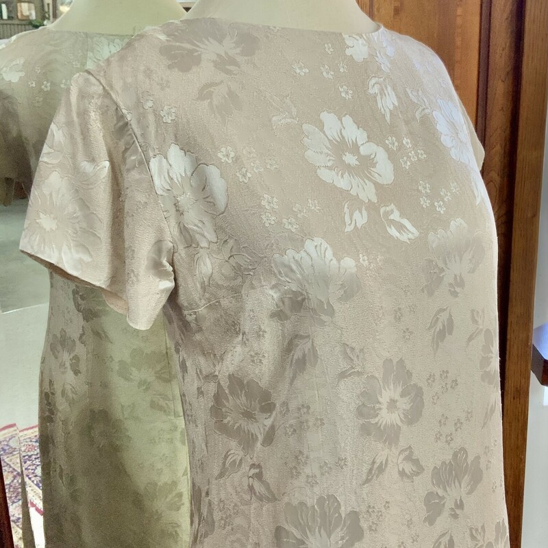 60s shift classic style<br />
Scoop neck<br />
Subtle floral pattern<br />
Fully lined<br />
Approximately 34 inch bust