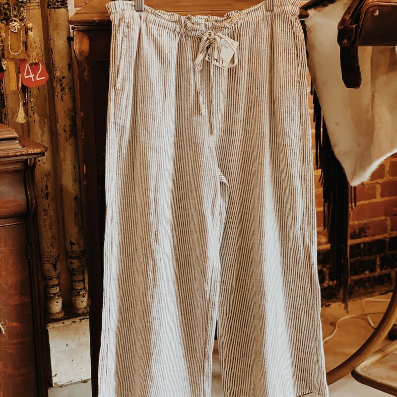 These adorable flowy pants are perfect for Spring and Summer! Keep it comfy and cute with this fabulous pair of paints!