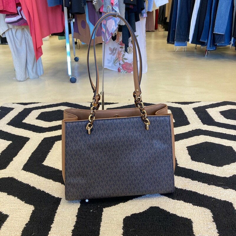 This Michael Kors satchel has logo-print canvas with  100% leather & Gold-tone hardware.<br />
This bag has two inside pockets with a middle zip compartment<br />
Lining: 100% polyester<br />
This bag is in great consition