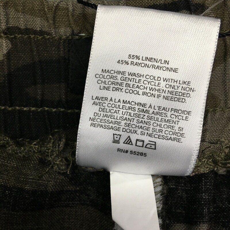 Express Camo light Shorts, Green, Size: Medium<br />
55% linen, 45% rayon Machine wash cold, no bleach line dry.<br />
5.1 oz