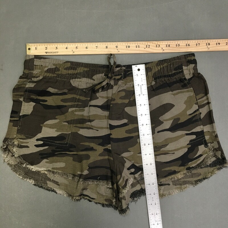 Express Camo light Shorts, Green, Size: Medium<br />
55% linen, 45% rayon Machine wash cold, no bleach line dry.<br />
5.1 oz