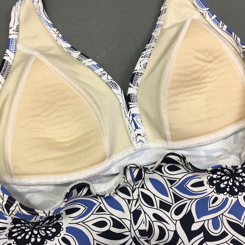 102-267 Landsend, Size: 4pBlue and white, tie on neck halter swin tankini, fixed soft cups, elastic on back has wear, hand wash cold, no bleach, line dry
80% Nylon 20 Spandex Made in China