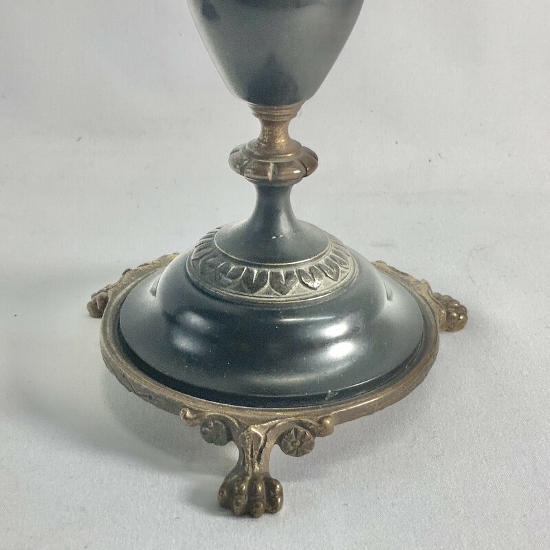 Approx 9.5 inches H<br />
Possibly European?<br />
Claw foot base