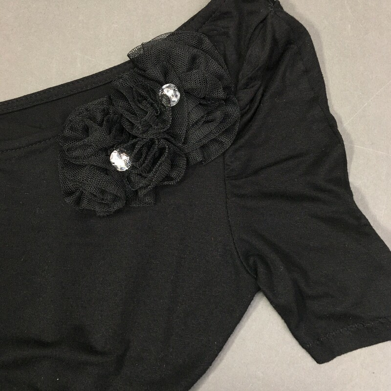 No Brand, Black, Size: 6 P single right cold shoulder, short left sleeve, 2 material flowers with jewels on left shoulder. 1/2 front bandeau inner lining. Light cotton blend shirt ruche sides. There are no material tags
3.9 oz