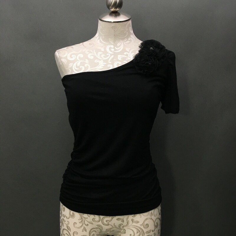 No Brand, Black, Size: 6 P single right cold shoulder, short left sleeve, 2 material flowers with jewels on left shoulder. 1/2 front bandeau inner lining. Light cotton blend shirt ruche sides. There are no material tags
3.9 oz