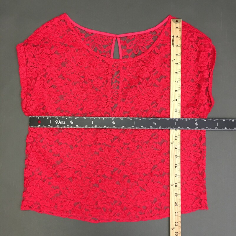 No Brand Lace, Red, Size: 6 no material or makers tags, short cuffed sleeves, nylon poly blend,single button closure at neck, open back.
3.3 oz