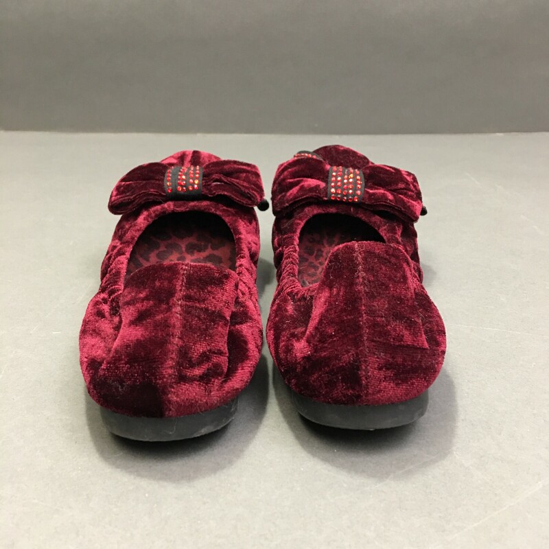 Kathey Van Zeeland, Cranberr, Size: 7.5<br />
Vintage Kathy Van Zeeland Womens Cranberry Crushed Velvet Ballet Flat bows on toes with red sequins.<br />
Nice condition, clean soles.<br />
8.8 oz