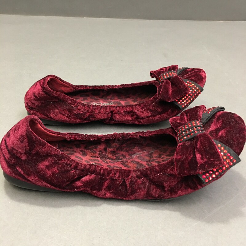 Kathey Van Zeeland, Cranberr, Size: 7.5
Vintage Kathy Van Zeeland Womens Cranberry Crushed Velvet Ballet Flat bows on toes with red sequins.
Nice condition, clean soles.
8.8 oz