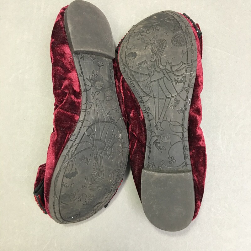 Kathey Van Zeeland, Cranberr, Size: 7.5<br />
Vintage Kathy Van Zeeland Womens Cranberry Crushed Velvet Ballet Flat bows on toes with red sequins.<br />
Nice condition, clean soles.<br />
8.8 oz