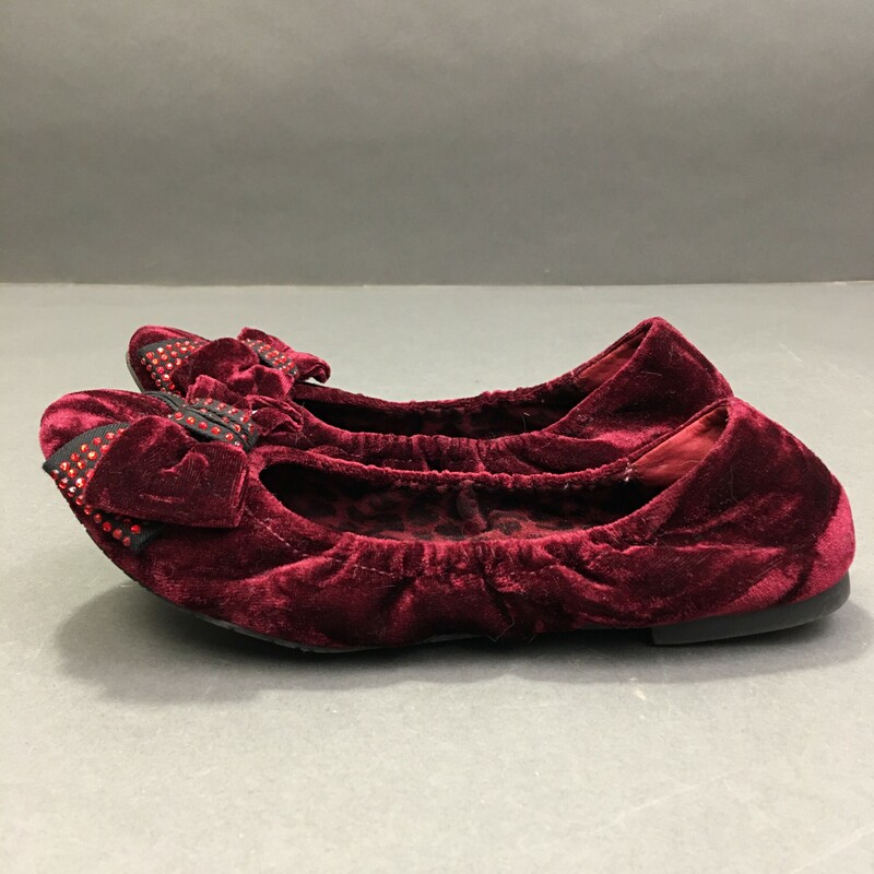 Kathey Van Zeeland, Cranberr, Size: 7.5
Vintage Kathy Van Zeeland Womens Cranberry Crushed Velvet Ballet Flat bows on toes with red sequins.
Nice condition, clean soles.
8.8 oz