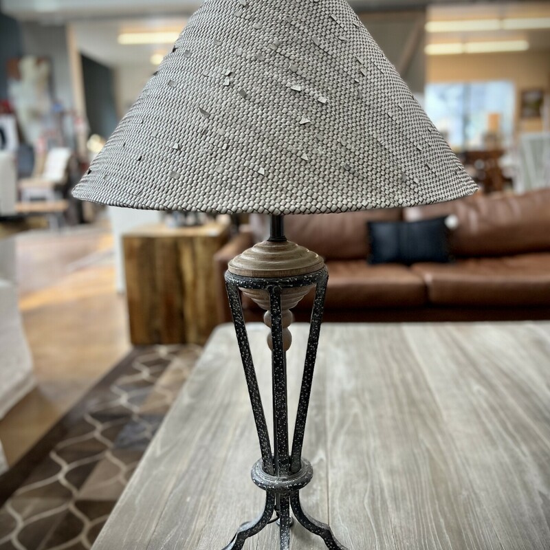 Vintage Four-Legged  Metal Wood Table Lamp

Size: 33hx19w