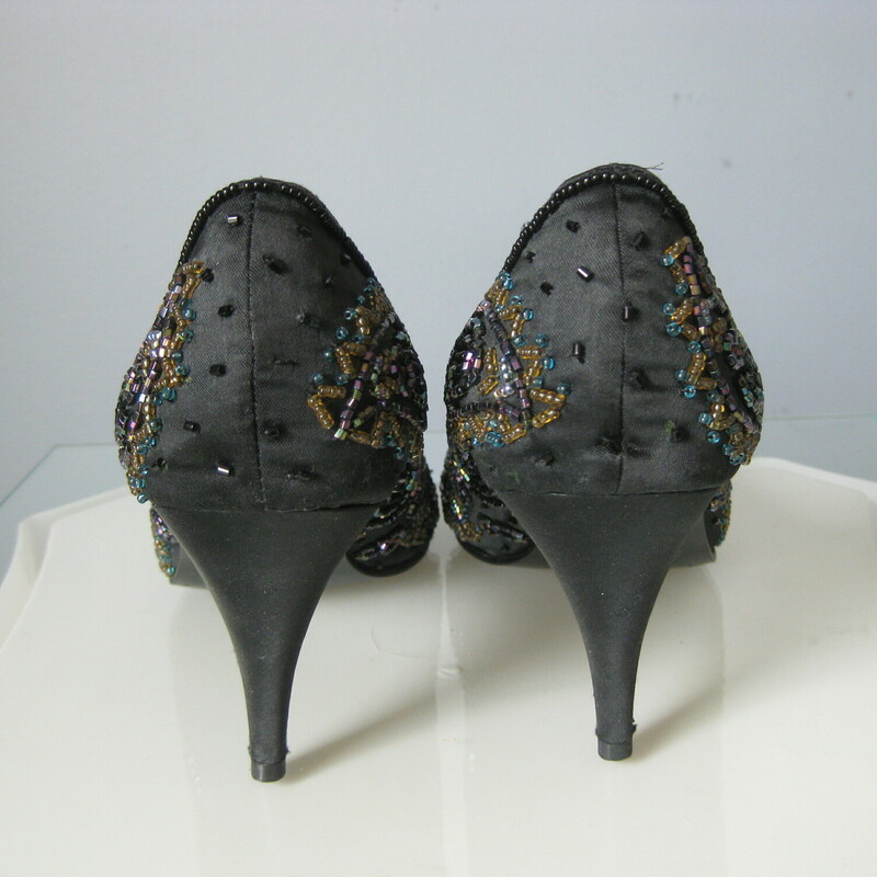 Stunning pair of heels by Impo

Black satin with multi-color iridescent beading
Size 7.5
Worn once, perfect condition

These are stiff-ish shoes.  True to size but will not be forgiving to larger feet.


Heel : 3

thanks for looking!
#45527