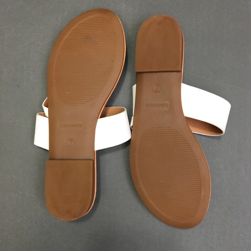 Cushionaires Thong-toe, White, Size: 7<br />
Meet Quiche, a pair of lightweight ultra-comfortable sandals from CUSHIONAIRE. These cute thong sandals feature a vegan leather upper paired with a soft insole lining and a premium Comfort Foam insole,<br />
Vegan Leather Upper<br />
Soft insole lining<br />
Premium Comfort Foam Insole<br />
Lightweight and flexible outsole<br />
.75 inch heel<br />
<br />
12.1 oz