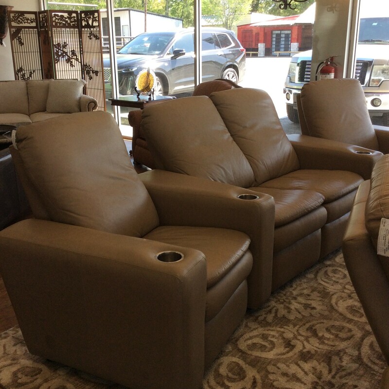 This set of 4 has been upholstered in a taupe leather.
Manual operation.
