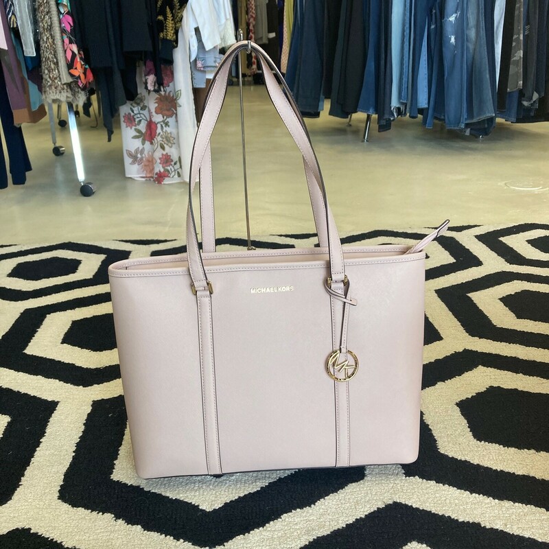 M Kors Purse: Beautiful spring color in perfect condition! Classy Michael Kors style.