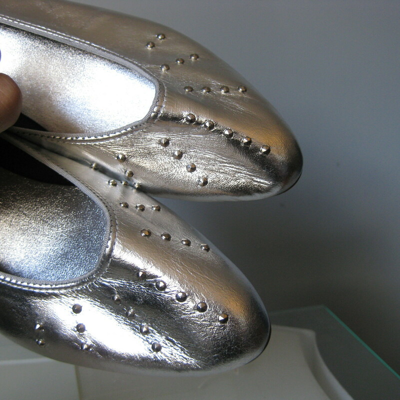 Simple pointy toe ballerina flats with little facted studs on the toe from the 1990s by Beacon.<br />
New, never worn.<br />
Leather<br />
size 7.5<br />
<br />
<br />
thanks for looking!<br />
#45542
