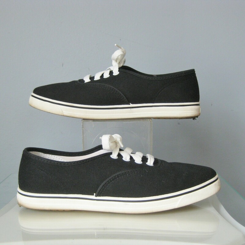 Cute pair of 80s or 90s vintage sneakers in a classic style, worn only once or twice.<br />
By Dexter, they're black canvas with laces<br />
<br />
thanks for looking!<br />
#45258
