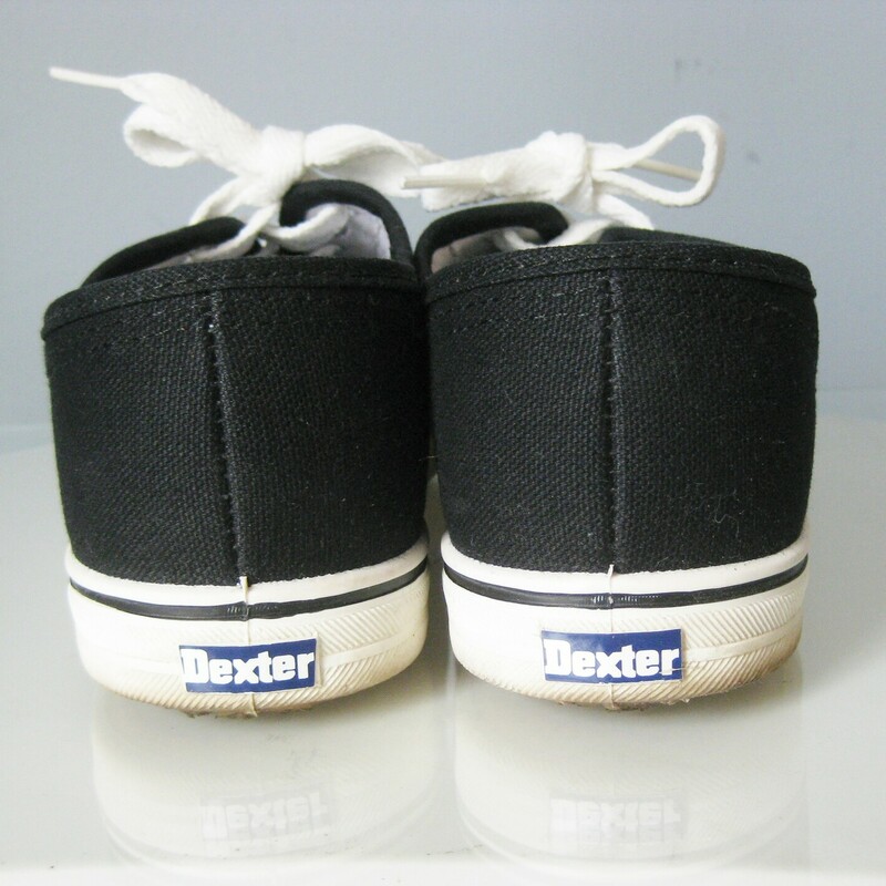 Cute pair of 80s or 90s vintage sneakers in a classic style, worn only once or twice.<br />
By Dexter, they're black canvas with laces<br />
<br />
thanks for looking!<br />
#45258