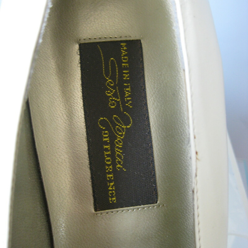 Chic Sesto Mucci Cap toe pumps from the late 80s or early 90s.
They were made in Italy, all leather size 7.5
White leather with yellow patent caps on the toes and a touch of gros grain ribbon.
Excellent condition.
They've only been worn about once as you can see from the bottom, so they are not broken in.  Even thought they are marked 7.5 you might be better off with these if you are a size 7.  You know your own feet best.
Heel: 2.75

 Thank you for looking!
#46192