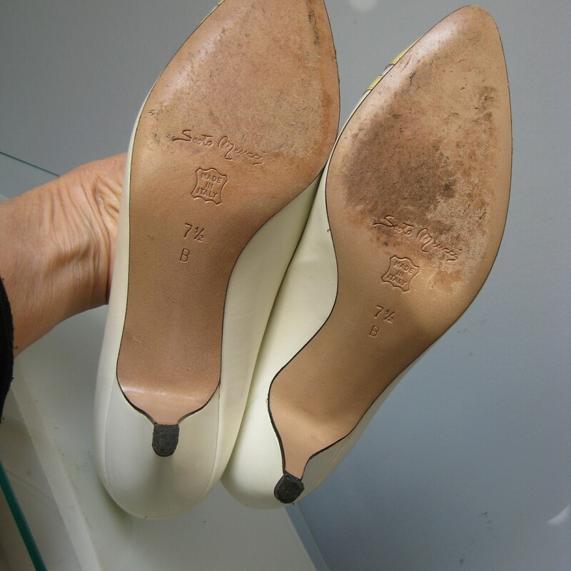 Chic Sesto Mucci Cap toe pumps from the late 80s or early 90s.<br />
They were made in Italy, all leather size 7.5<br />
White leather with yellow patent caps on the toes and a touch of gros grain ribbon.<br />
Excellent condition.<br />
They've only been worn about once as you can see from the bottom, so they are not broken in.  Even thought they are marked 7.5 you might be better off with these if you are a size 7.  You know your own feet best.<br />
Heel: 2.75<br />
<br />
 Thank you for looking!<br />
#46192