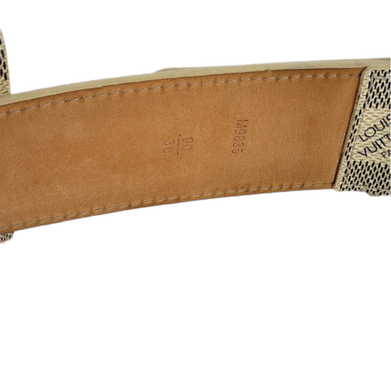 Louis Vuitton<br />
<br />
Belt With Pouchette<br />
<br />
Damier, Azure,<br />
<br />
Size: 90/36<br />
<br />
Condition: Excellent No visible Marks.barely noticible bend from buckle