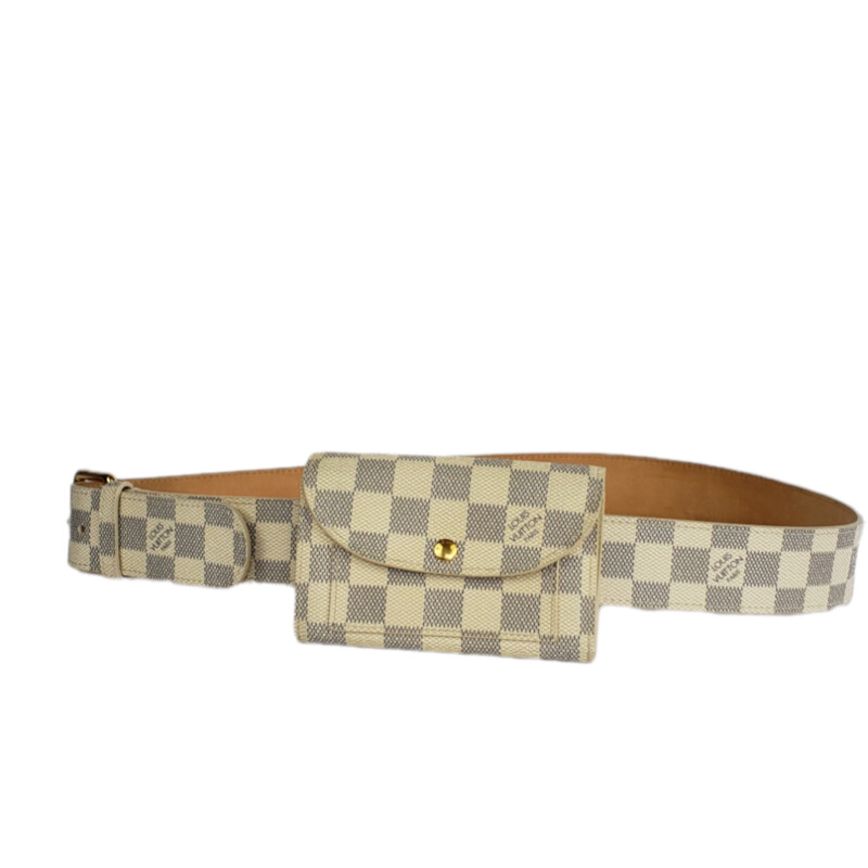 Louis Vuitton

Belt With Pouchette

Damier, Azure,

Size: 90/36

Condition: Excellent No visible Marks.barely noticible bend from buckle