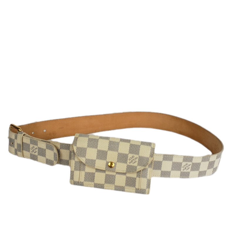 Louis Vuitton<br />
<br />
Belt With Pouchette<br />
<br />
Damier, Azure,<br />
<br />
Size: 90/36<br />
<br />
Condition: Excellent No visible Marks.barely noticible bend from buckle