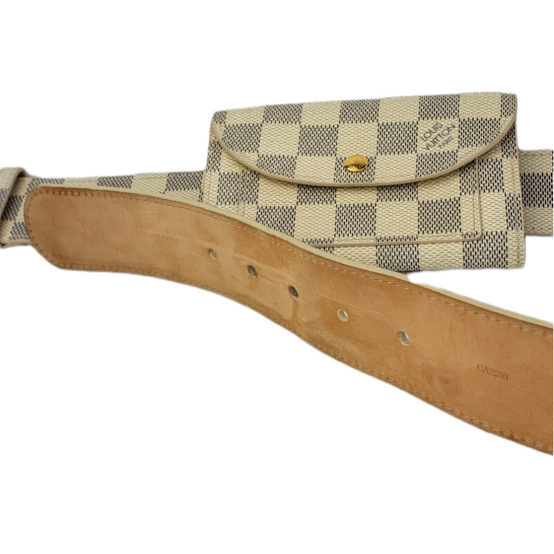 Louis Vuitton

Belt With Pouchette

Damier, Azure,

Size: 90/36

Condition: Excellent No visible Marks.barely noticible bend from buckle