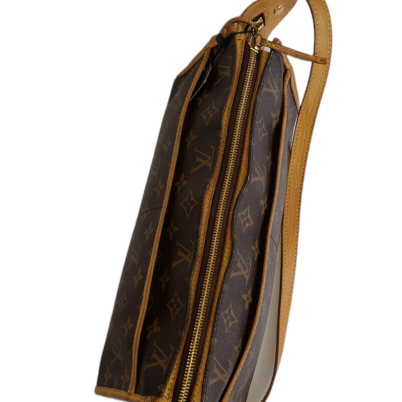 Louis Vuitton

Popincourt  Triangle

2005

Monogram

Condition: Good. missin ball on 1 zipper. Wear on leather