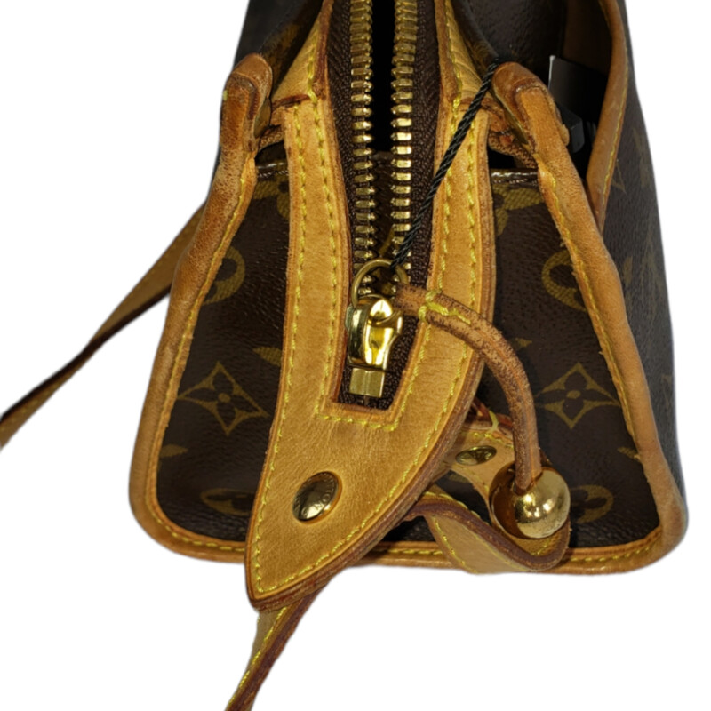Louis Vuitton<br />
<br />
Popincourt  Triangle<br />
<br />
2005<br />
<br />
Monogram<br />
<br />
Condition: Good. missin ball on 1 zipper. Wear on leather