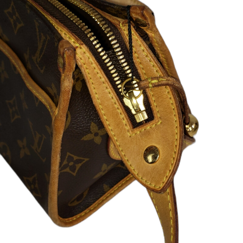 Louis Vuitton

Popincourt  Triangle

2005

Monogram

Condition: Good. missin ball on 1 zipper. Wear on leather