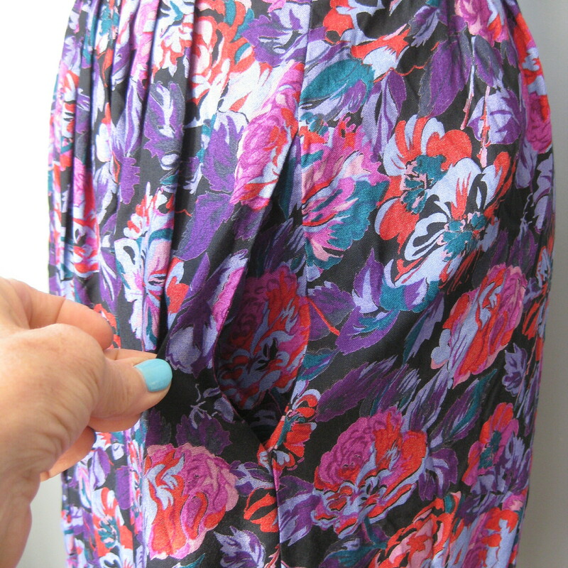 This is a pretty flowy skirt from the early 80s or maybe even the 70s
Made of rayon, it has a wide waist band and a center back zipper.
unlined
Pretty floral print in pnks and purples, quite full and drapes nicely
Made in the USA by Emily St. John
Marked size 7-8 - but use measurements below
Flat measurements:
waist:  13
hip 22.5
length: 30.5
excellent condition

Thanks for looking!
#5441