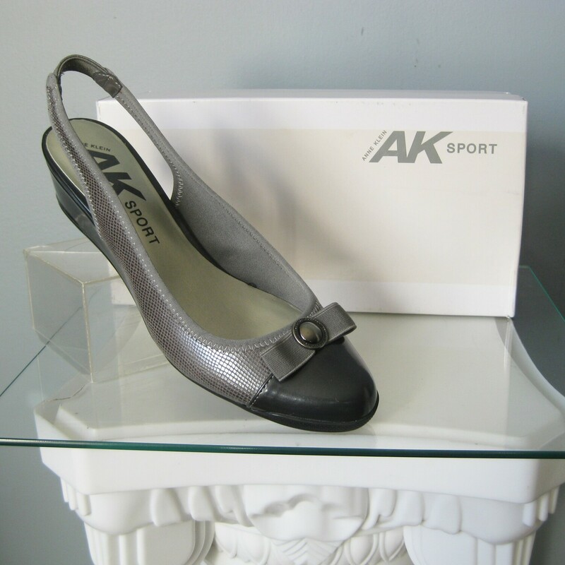 Brand new , never even tried on
AK sport Callee gray slingbacks size 8.
patent wedge heel 2
slip proof outsole
classy cap toe with ribbon and logo button detail

New in the box with original packing materials

thanks for looking!
#123