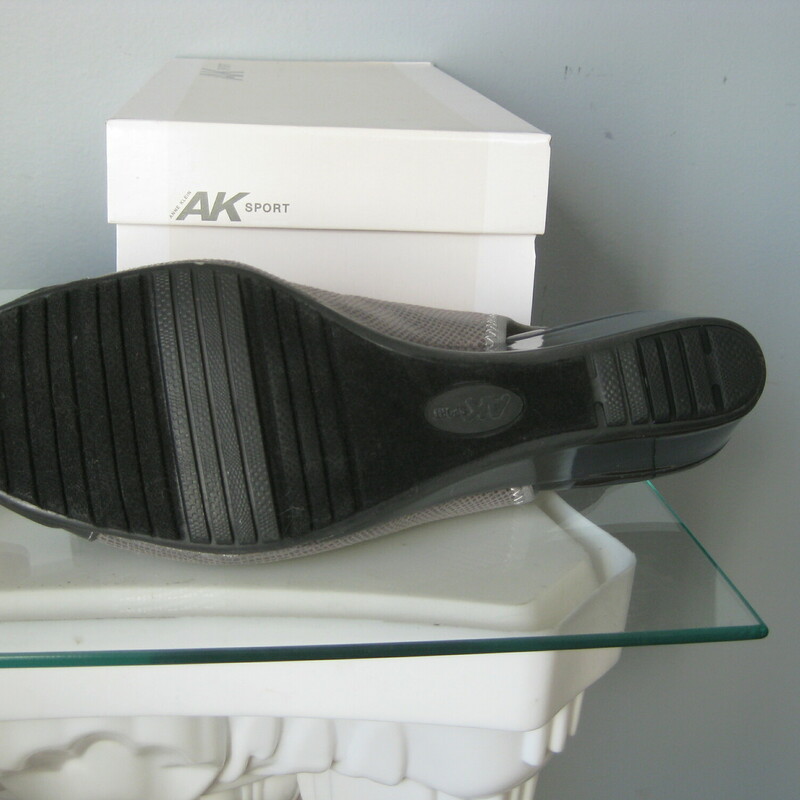 Brand new , never even tried on<br />
AK sport Callee gray slingbacks size 8.<br />
patent wedge heel 2<br />
slip proof outsole<br />
classy cap toe with ribbon and logo button detail<br />
<br />
New in the box with original packing materials<br />
<br />
thanks for looking!<br />
#123