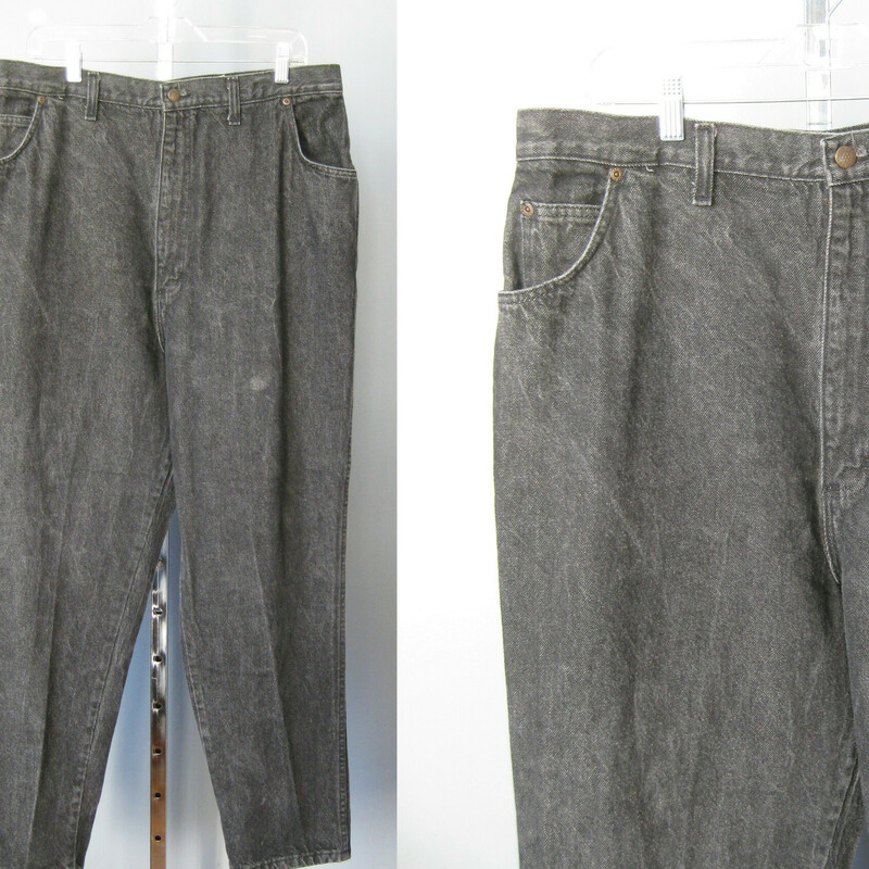 Vintage Womens black jeans
simple high waisted 5 pocket
100% cotton - no stretch
No brand
No spandex
made in the USA
Marked size 22 but will NOT FIT A MODERN size 22,
better for a size 14.
flat measurements:
waist: 18.75
hip: 21
rise: 16 1/2
inseam: 28 3/4
side seam: 43

perfect condition

thanks for looking!
#336