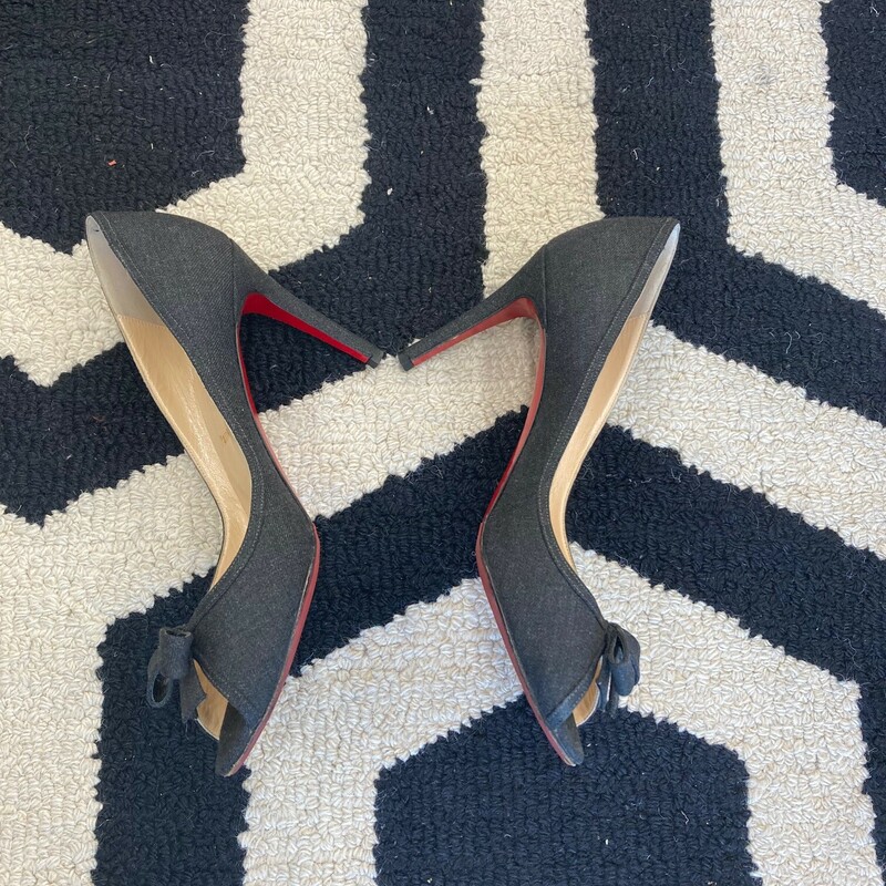 Louboutins: Red bottoms at Fashion Exchange!<br />
Barely worn and ready for a new home.  Stride through the summer with extra class.  Size 39 (8.5) Gray.
