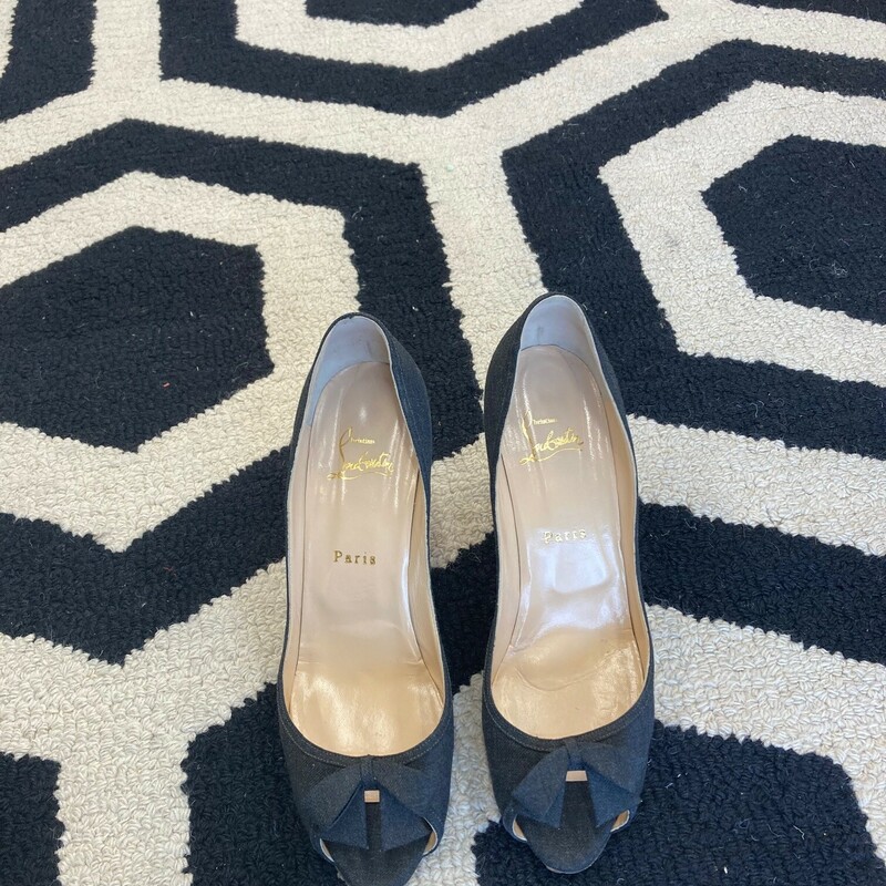 Louboutins: Red bottoms at Fashion Exchange!<br />
Barely worn and ready for a new home.  Stride through the summer with extra class.  Size 39 (8.5) Gray.