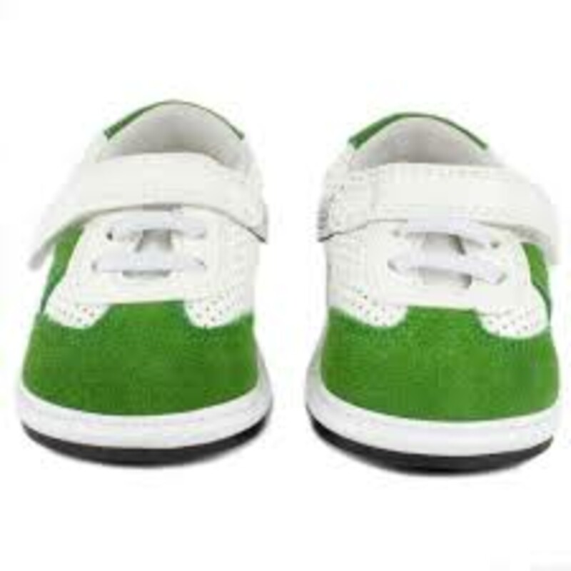 My Shoes - Kelly Trainer, White/Green, Size: 12-18M

These White & Green - My Shoes sneakers are the perfect next step from My Mocs

Hand crafted from genuine and vegan leather
Equipped with our signature natural-flex sole
Industry-defining 3mm ankle and sole cushioning
Hook and loop closures for a secure and custom fit
Perfect for indoor or outdoor use