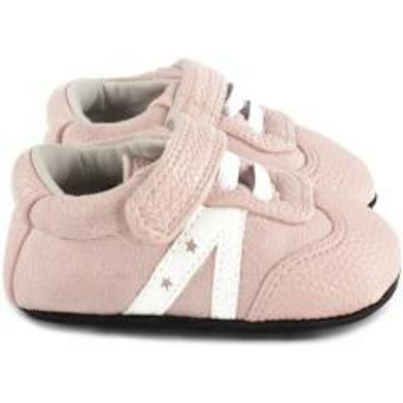 My Mocs - Willa Trainer, Pink, Size: 12-18M

These pink My Moc sneakers are perfect for the playground!

Hand crafted from genuine and vegan leather
Equipped with our signature super-flex sole
Industry-defining 3mm ankle and sole cushioning
Hook and loop closures for a secure and custom fit
Perfect for indoor or outdoor use