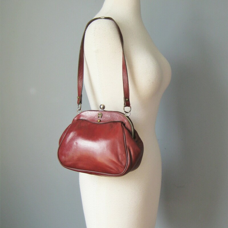 Vtg Eitenne Aigner, Burgundy, Size: None
Beautifully made leather vintage handbag in buttery cordovan leather with antique gold toned brass hardware.
This bag is an older Etienne Aigner bag, hand made.
Kiss lock closure, single top handle
one slip  pocket inside
10 x 7.5 x4
shoulder strap: 11.5

Excellent condition!
A real collectors item.

Thanks for looking!
#42130