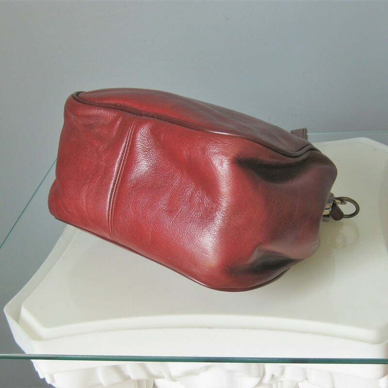 Vtg Eitenne Aigner, Burgundy, Size: None<br />
Beautifully made leather vintage handbag in buttery cordovan leather with antique gold toned brass hardware.<br />
This bag is an older Etienne Aigner bag, hand made.<br />
Kiss lock closure, single top handle<br />
one slip  pocket inside<br />
10 x 7.5 x4<br />
shoulder strap: 11.5<br />
<br />
Excellent condition!<br />
A real collectors item.<br />
<br />
Thanks for looking!<br />
#42130