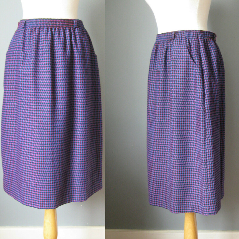 Vtg Ermane Wool, Purple, Size: Medium
Simple skirt in a classic weave in fun colors.
Purple black teak and pink houndstooth check
a line skirt with elastic waist
unlined, belt loops, pockets
marked size 15/16 but better for a size modern 10/12
Flat measurements, please double where appropriate:
Waist: 14.75
Hips: 22.5
Length: 28

Thank you for looking.
#41001